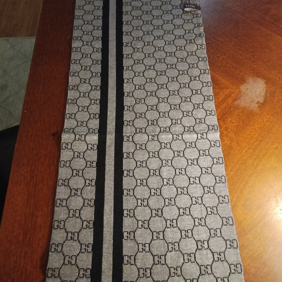 Black and Gray Patterned Scarf - Picture 12 of 16
